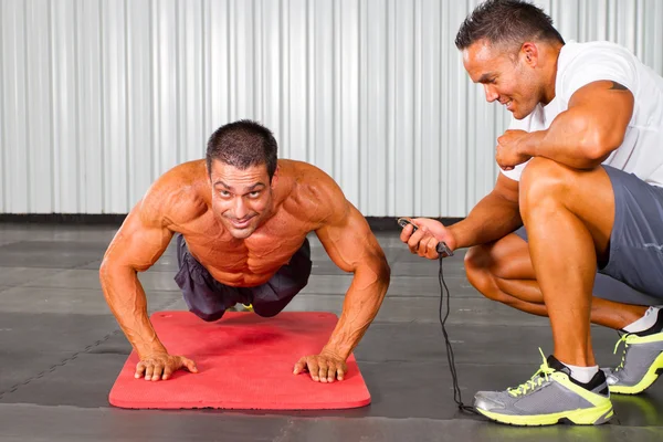 Fitness man e personal trainer in palestra — Foto Stock
