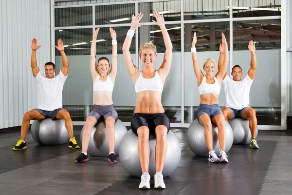 Esercizio di fitness sulle palle da ginnastica — Foto Stock