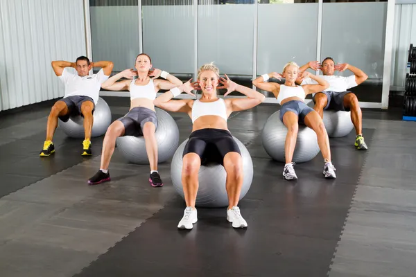 Grupo de treino com bolas de fitness — Fotografia de Stock