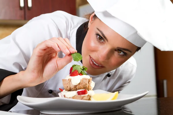 Koch dekoriert Dessert — Stockfoto