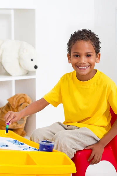 Menino pré-escolar afro-americano em sala de aula — Fotografia de Stock