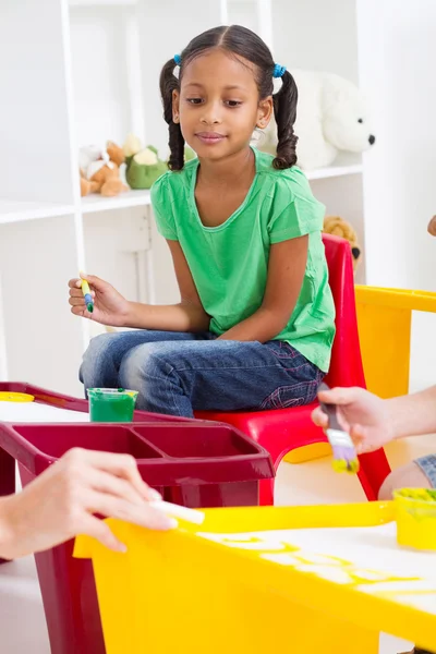 Vorschulmädchen im Klassenzimmer — Stockfoto