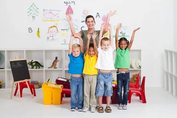 Niños preescolares alegres y maestro —  Fotos de Stock