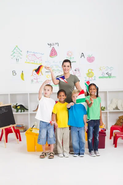 Preschool kinderen en leraar — Stockfoto