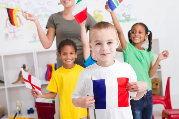Gruppen förskola barn och lärare med flaggor — Stockfoto
