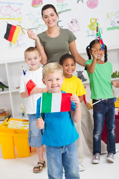 Grupp av förskola barn med flaggor — Stockfoto