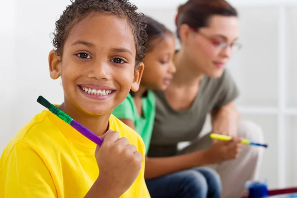 Glad indisk förskola pojke i klassrummet — Stockfoto