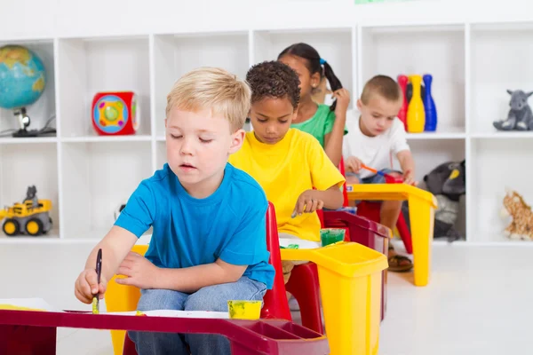 Grupo de cuatro niños preescolares en el aula —  Fotos de Stock