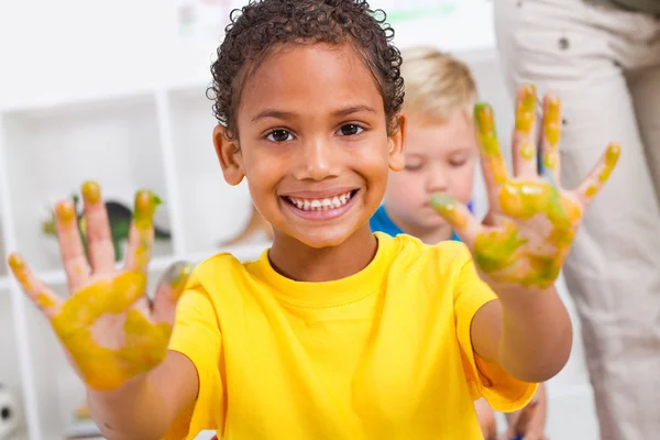 Lycklig amerikansk pojke med hand färg — Stockfoto