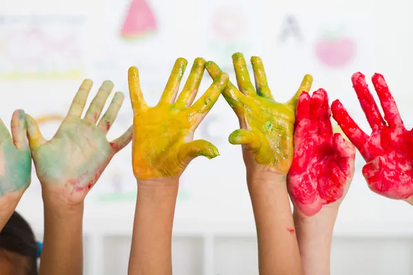Crianças mãos cobertas com tinta — Fotografia de Stock