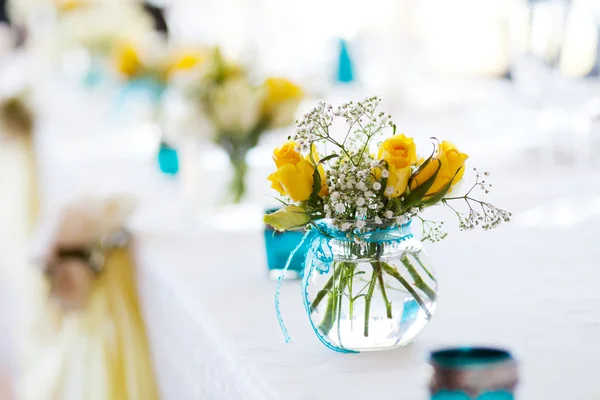 ดอกไม้บนโต๊ะแต่งงาน — ภาพถ่ายสต็อก