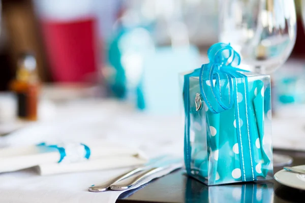 Gift on wedding table — Stock Photo, Image