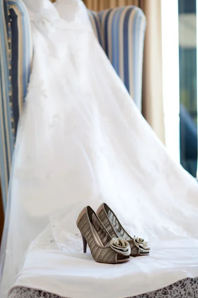Hochzeitskleid und Schuhe — Stockfoto