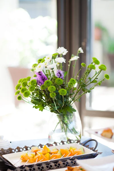 Flores na mesa de café da manhã — Fotografia de Stock