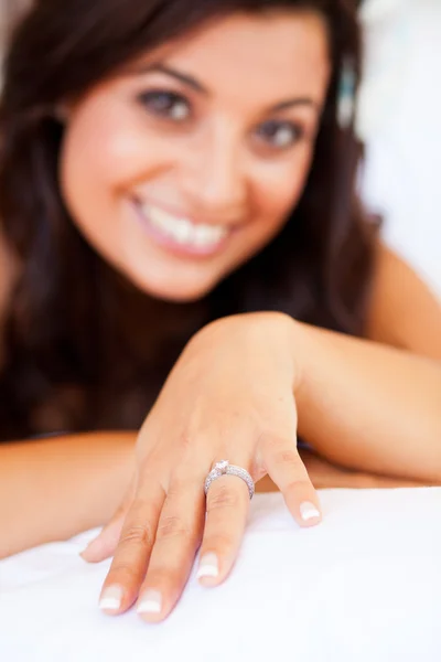 Menyasszony mutatja neki wedding ring — Stock Fotó