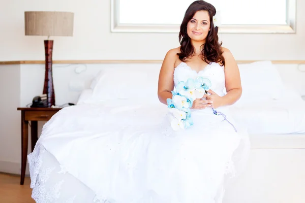 Невеста сидит на кровати — стоковое фото