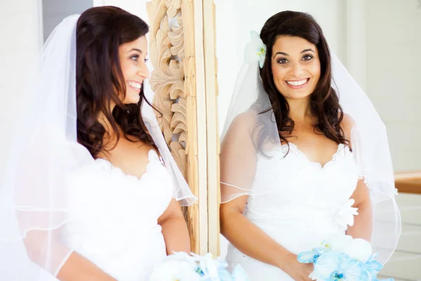 Невеста смотрит в зеркало — стоковое фото