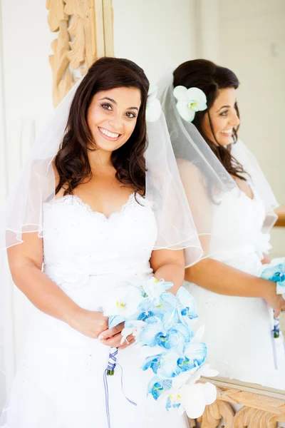 Bela noiva de pé ao lado do espelho — Fotografia de Stock