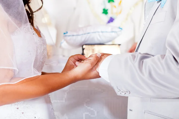 Обмен кольцами на свадебной церемонии — стоковое фото