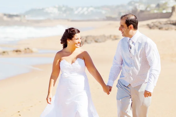 Casal recém-casado andando na praia — Fotografia de Stock