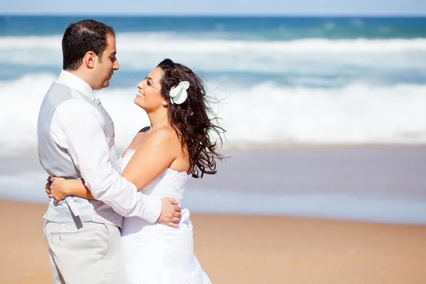 Yeni evli çift sahilde sarılma — Stok fotoğraf