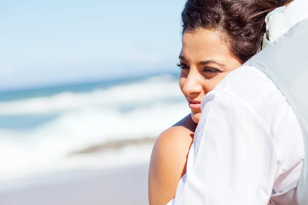 Молодая женщина обнимает мужа — стоковое фото