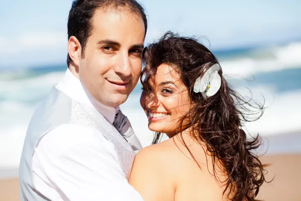 Счастливый жених и невеста на пляже — стоковое фото
