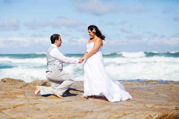 Braut und Bräutigam auf Felsen — Stockfoto