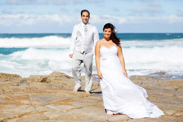 Novio y novia en rocas de playa —  Fotos de Stock