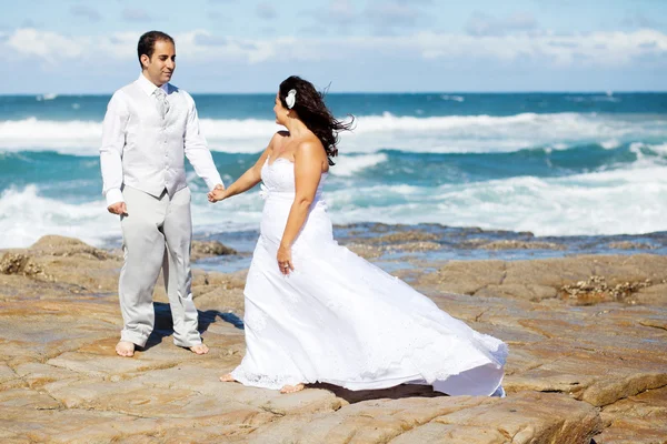 Ženich a nevěsta se drží za ruce — Stock fotografie