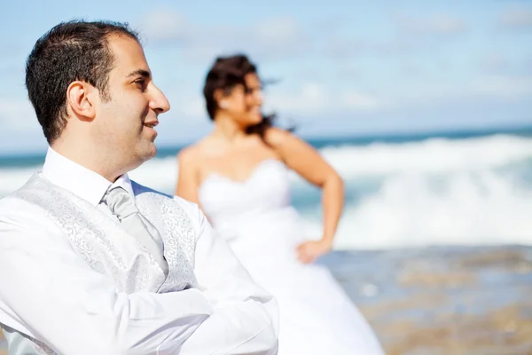 Bruid en bruidegom op strand — Stockfoto