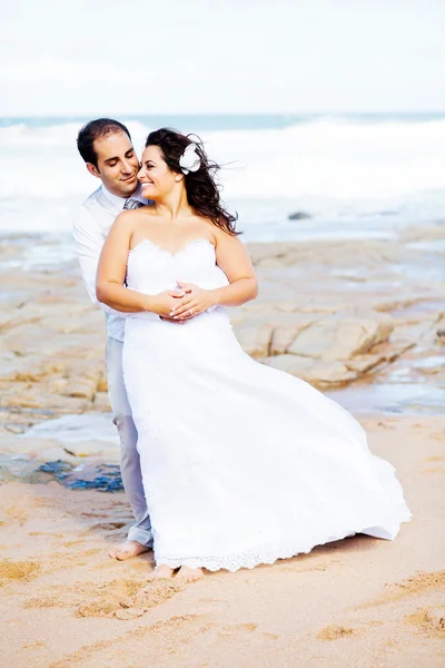 Romantiska brudgummen och bruden — Stockfoto