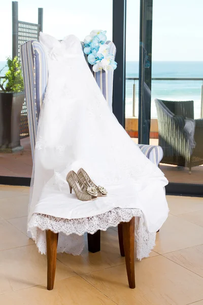 Sukni ślubnej, bukiet i buty — Zdjęcie stockowe