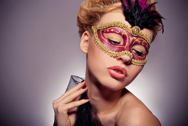 Flicka i venetiansk mask — Stockfoto
