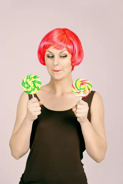 Bella ragazza non può scegliere cosa mangiare caramelle — Foto Stock