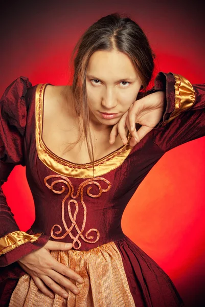 Средневековая девушка в бордовом платье — стоковое фото