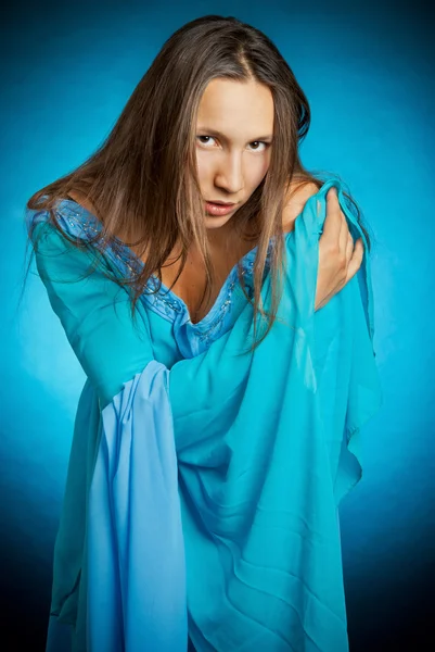 Dziewczyna w niebieskiej sukience — Zdjęcie stockowe