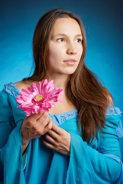 Medeltida kvinna i en blå klänning — Stockfoto