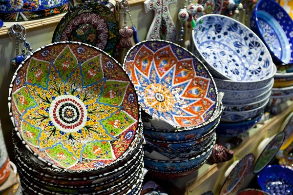 Турецкие тарелки ручной работы на продажу . — стоковое фото