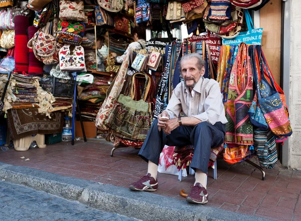 Bag seller at the grand bazaar. — Stock Photo, Image