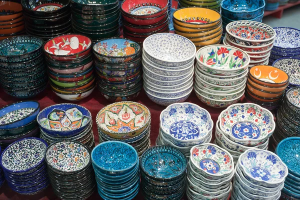 Турецкие тарелки ручной работы на продажу . — стоковое фото