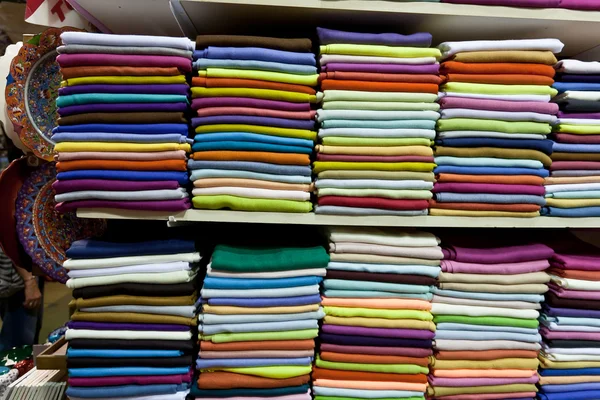 Vele kleurrijke kleding. — Stockfoto