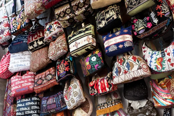 Muitos sacos coloridos para mulheres com detalhes da etnia turca . — Fotografia de Stock