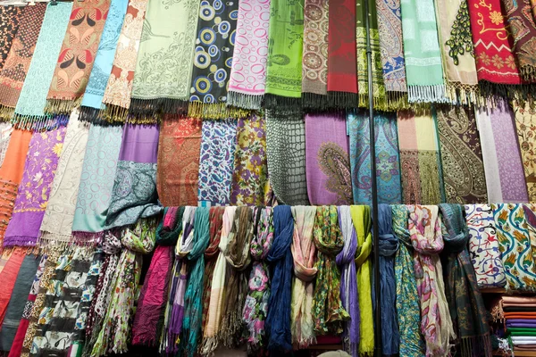 很多围巾由丝绸做成的. — 图库照片