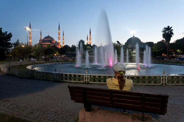 蓝色清真寺-伊斯坦堡附近的女孩. — 图库照片