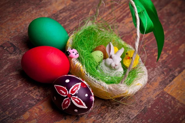 Cesta de Páscoa e ovos coloridos — Fotografia de Stock