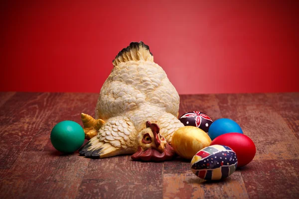 Hen With Colored Eggs — Stock Photo, Image