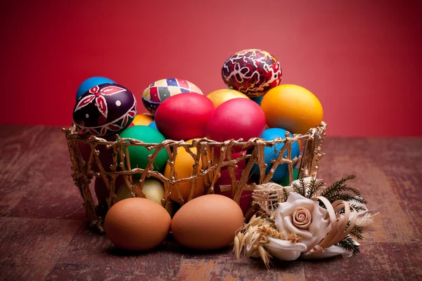 装有复活节彩蛋的篮子 — 图库照片