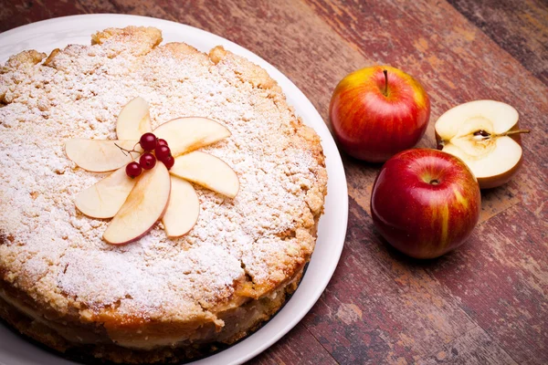 Cheesecake med sura äpplen — Stockfoto