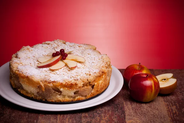 Delicioso pastel con manzanas agrias — Foto de Stock